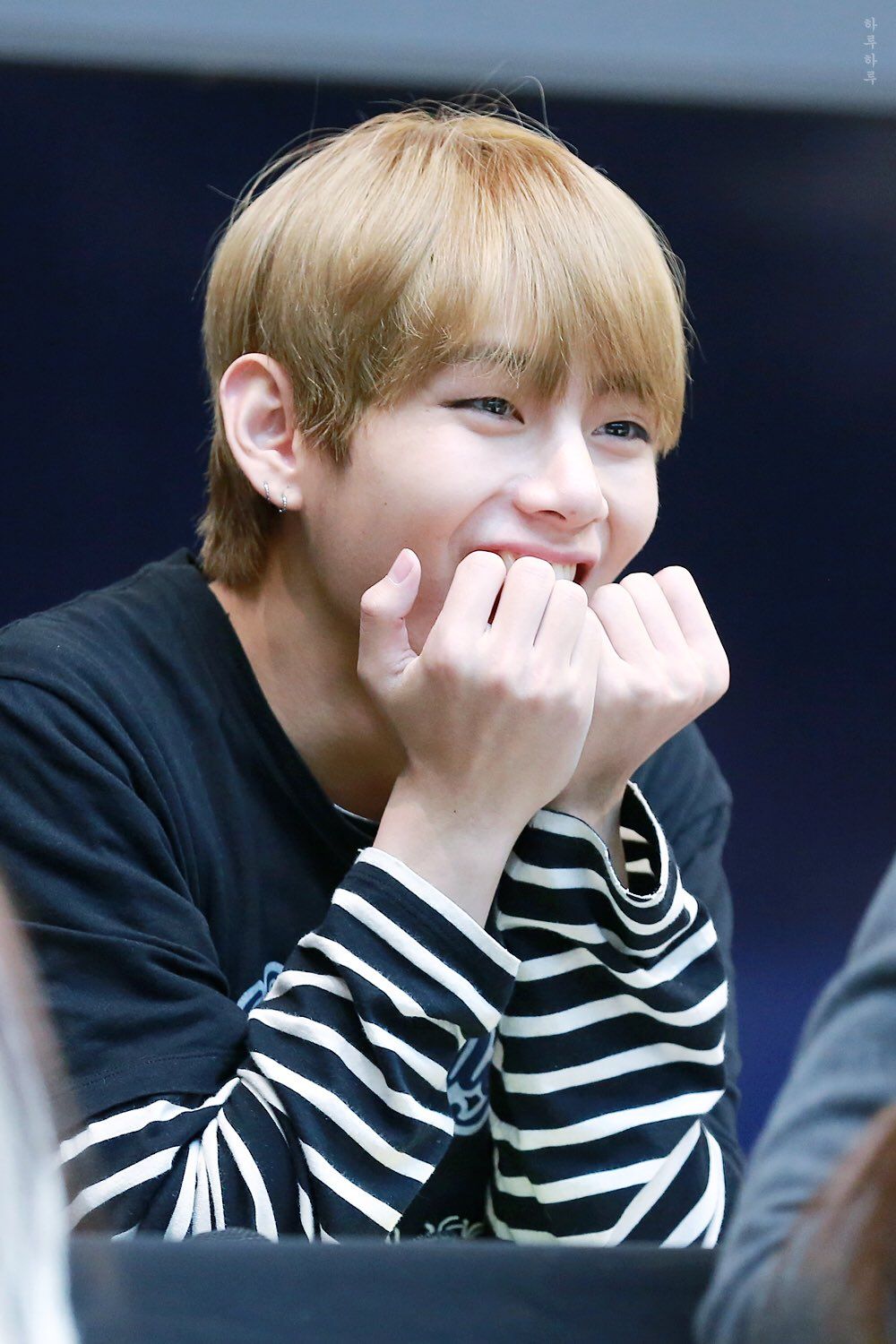 Just 20+ Pictures of BTS's V Smirking And Grinning His Way Into Your ...