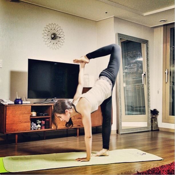Girls' Generation's Yuri wows fans with an amazing yoga pose