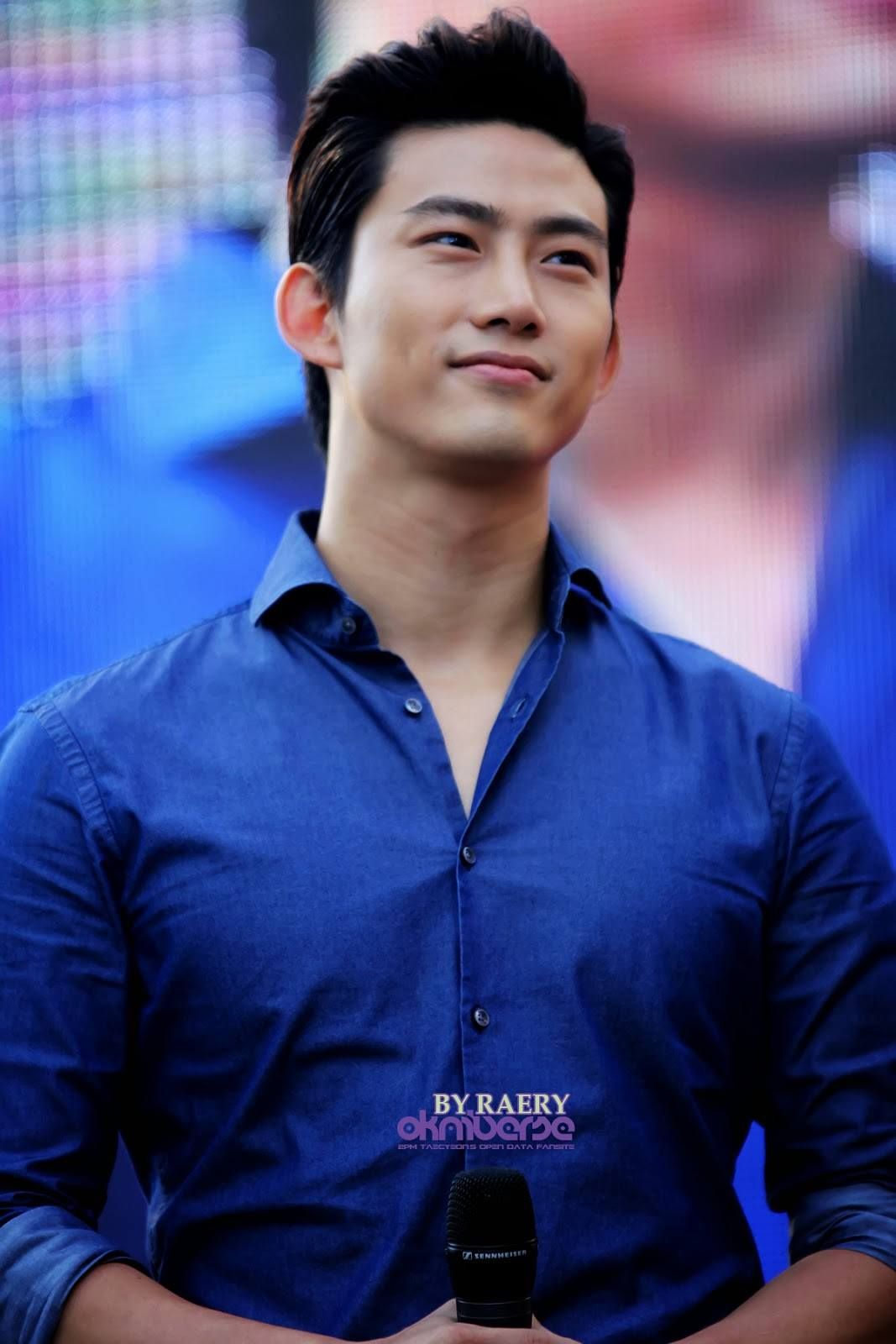 2PM's Taecyeon Charms Fan with His Street Manners - Koreaboo