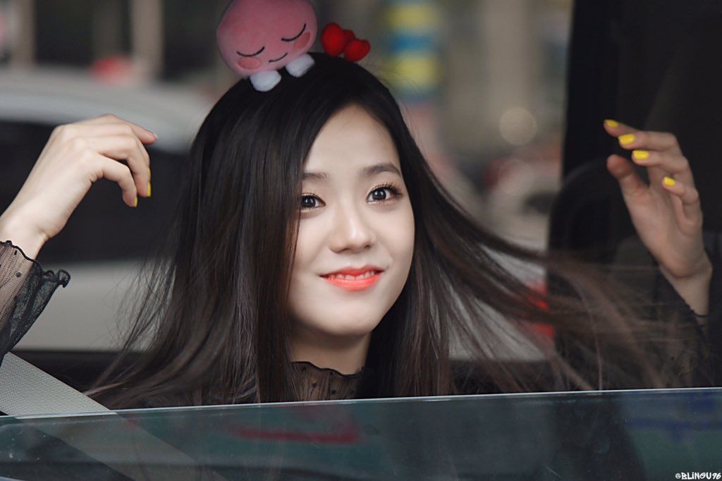 BLACKPINK's Jisoo spotted wearing this ridiculously cute accessory ...