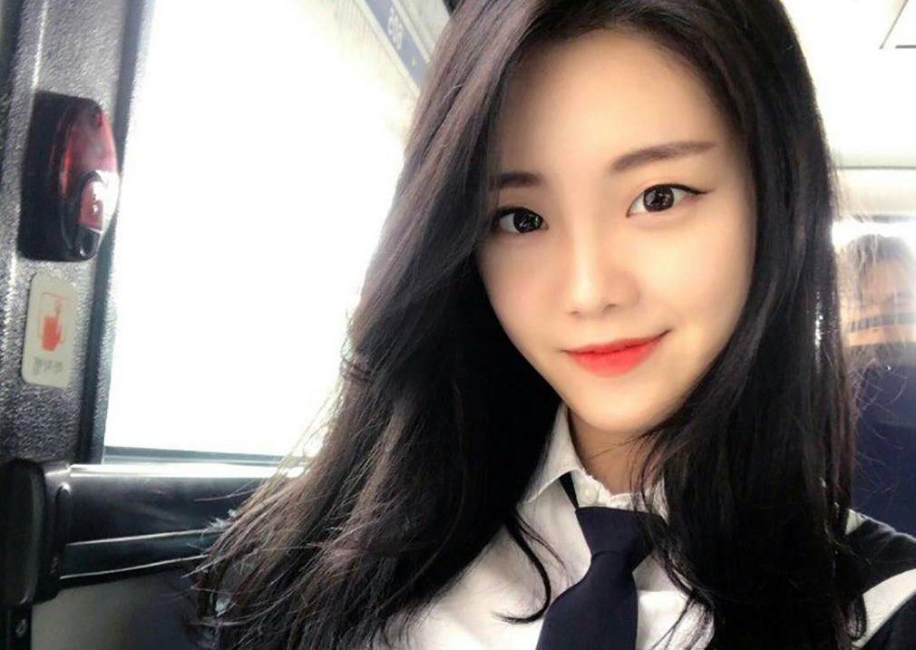 This Korean Flight Attendant Quit Her Job And Now She's Making $25,000 ...