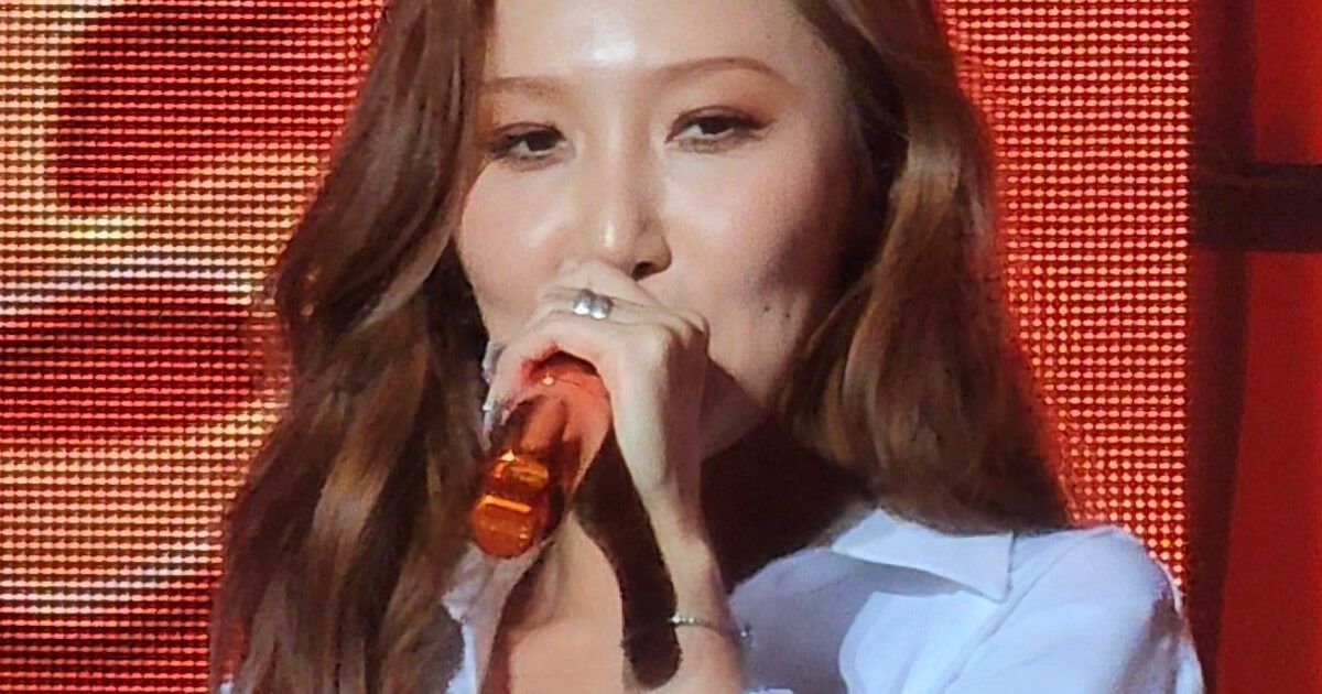 MAMAMOO’s Hwasa Debuts “Polar Opposite” Version of Mega-Viral Dance In Sexy Outfit