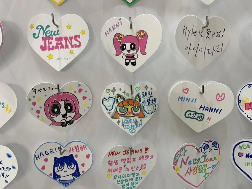 Messages-supporting-NewJeans-Min-Heejin-were-hung-in-Shibuya-4