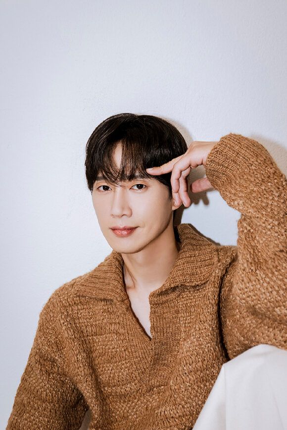 Actor Park Sung-hoon is taking a photo before the final interview of 'Queen of Tears'. [Photo = BH Entertainment]