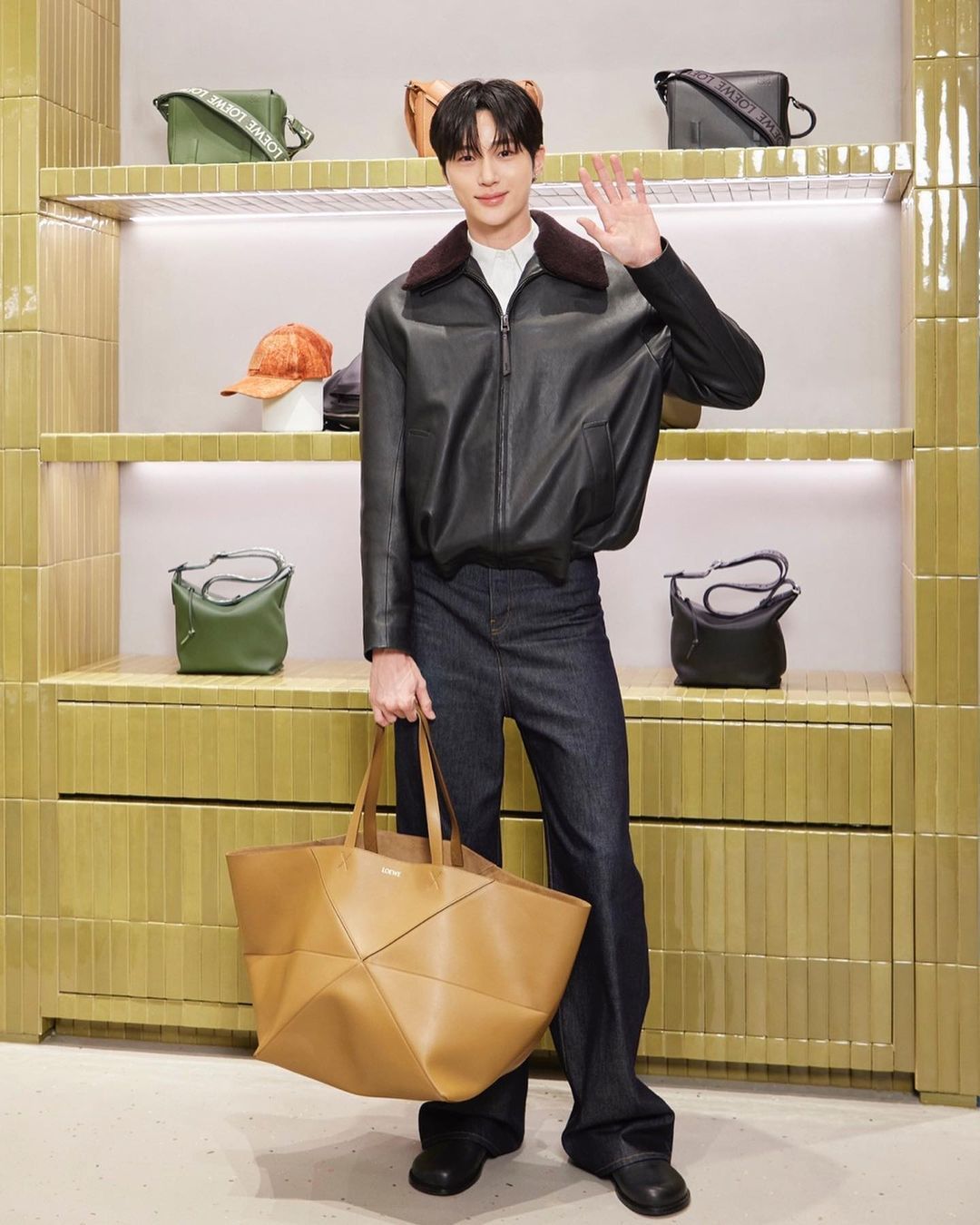 "Lovely Runner" Actor Byeon Woo Seok Shocks Netizens With His "Unbelievable" Height And