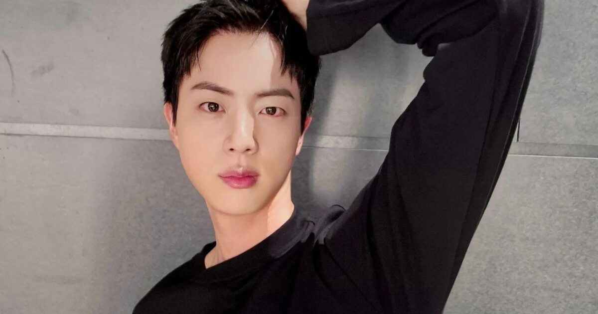 BTS’ Jin shows his exclusive black card in his latest “Run Jin”