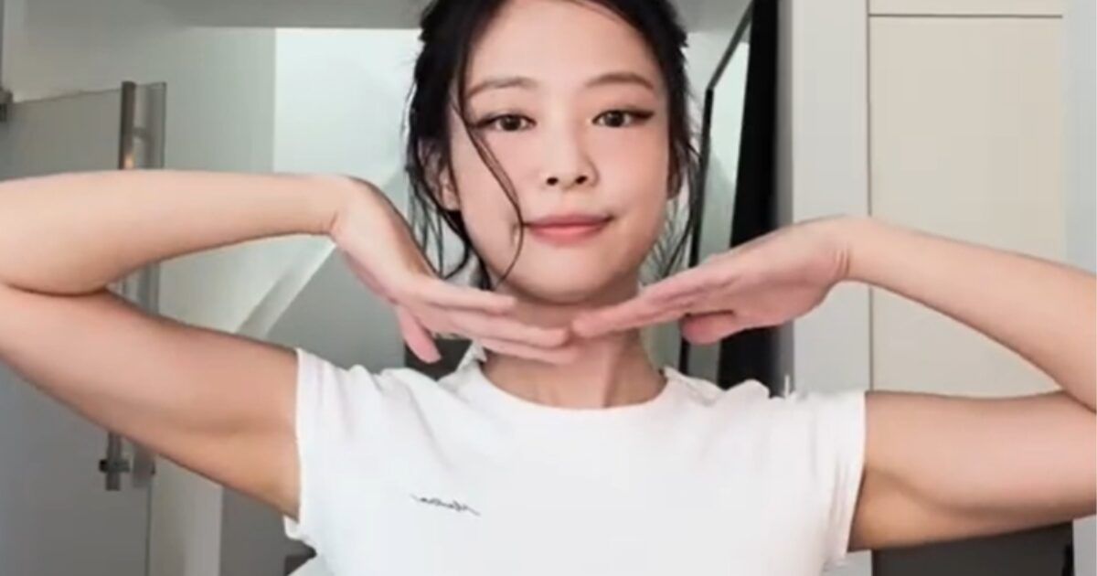 BLACKPINK’s Jennie Wows Fans With Her Tiny Waist In A Crop Top