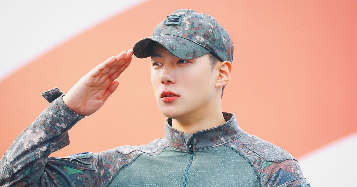 MONSTA X’s Minhyuk Reunites With Members For His Military Discharge