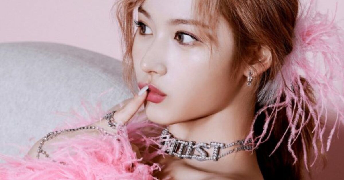 TWICE’s Sana Secretly Pays For Fans’ Meal At Restaurant