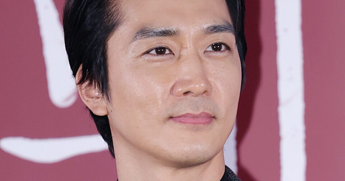 Actor Song Seung Heon Proposes To Co-Star Actress After 