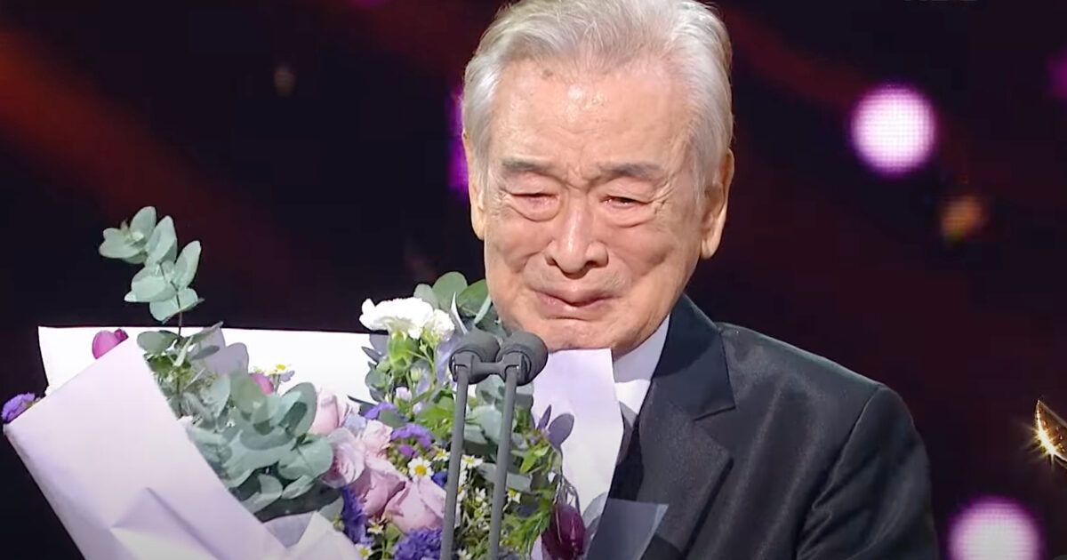 90-Year-Old Veteran Actor Gives The Most Emotional Speech At The 