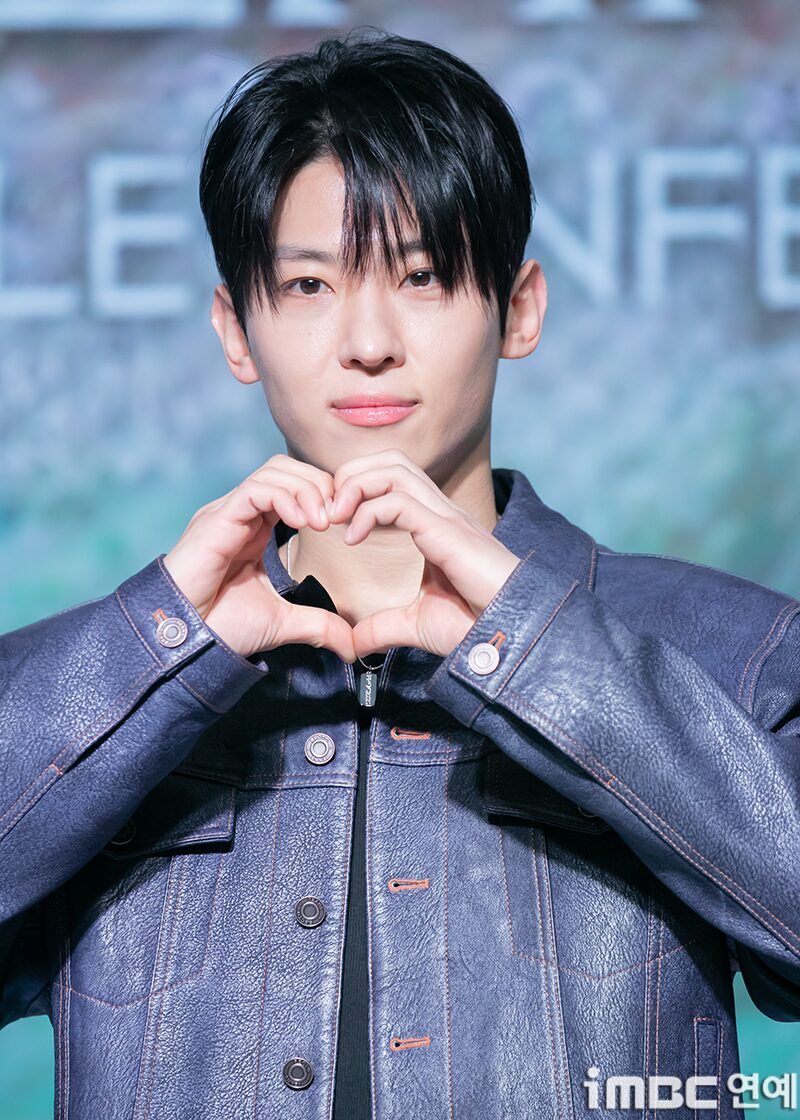 Dex Shocks With Questionable Styling At The "Single's Inferno 4" Press Conference 7 image (1)