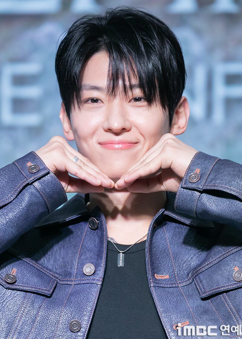Dex Shocks With Questionable Styling At The "Single's Inferno 4" Press Conference 13 image (3)