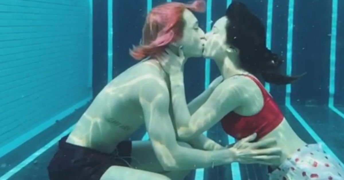 Hyuna And Dawn Proudly Shared A Sweet Underwater Kiss Koreaboo