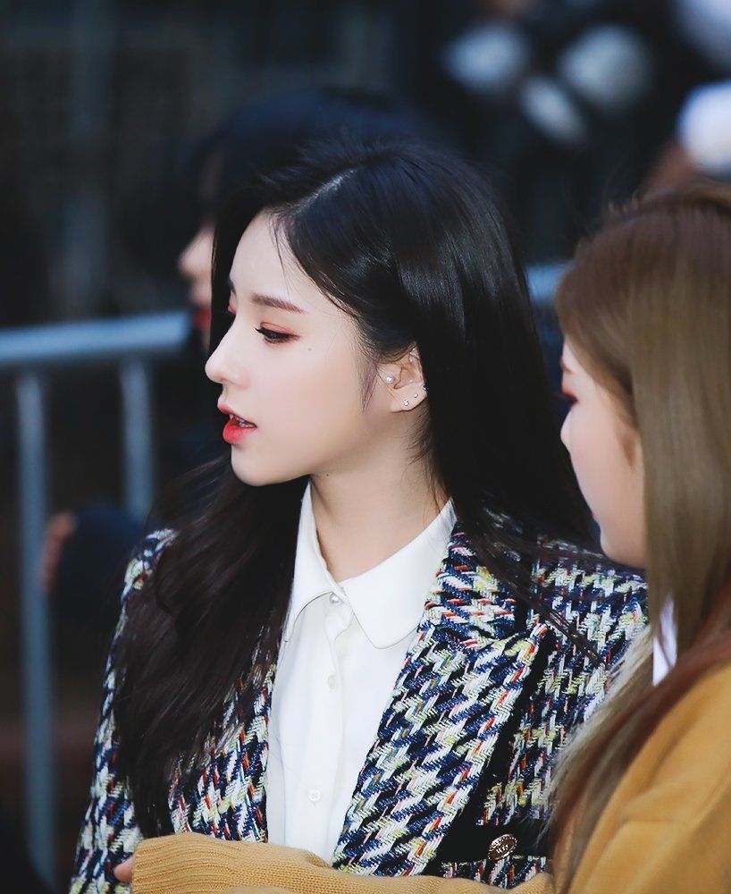 These 30+ Photos Of LOONA Heejin's Side Profile Will Convince You It's ...