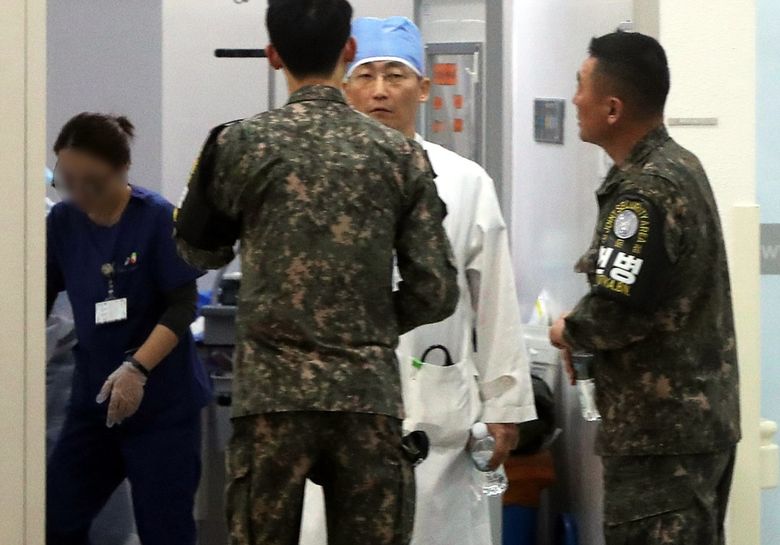 North Korean Soldier defected through the DMZ, gets shot while trying ...