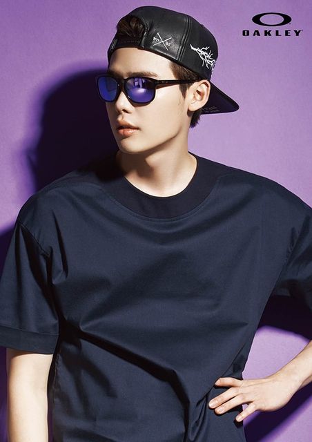 Lee Jong Suk Oakley 2015