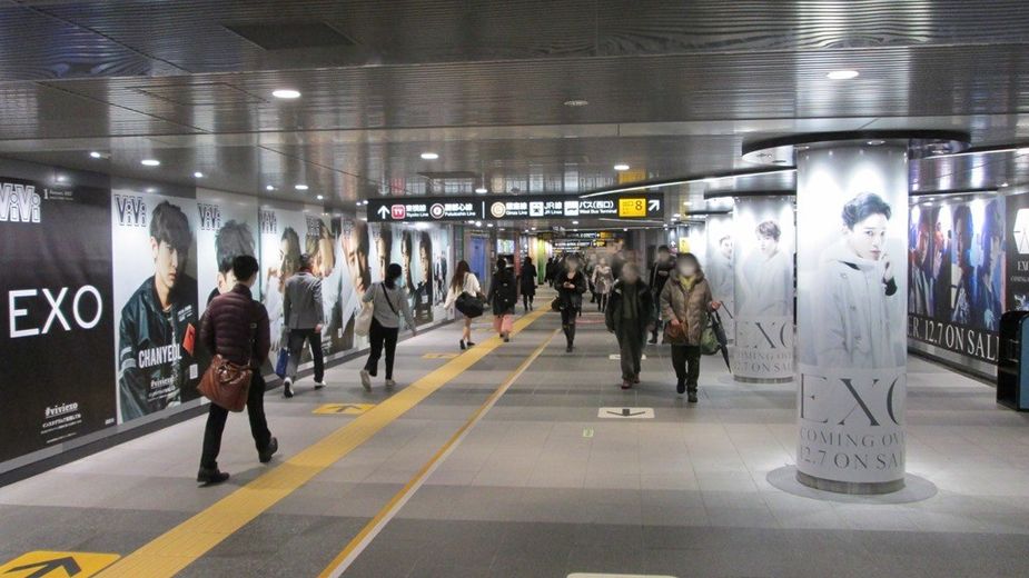 EXO's invidual photos are also on the pillars in Shibuya Station / EXO-JP