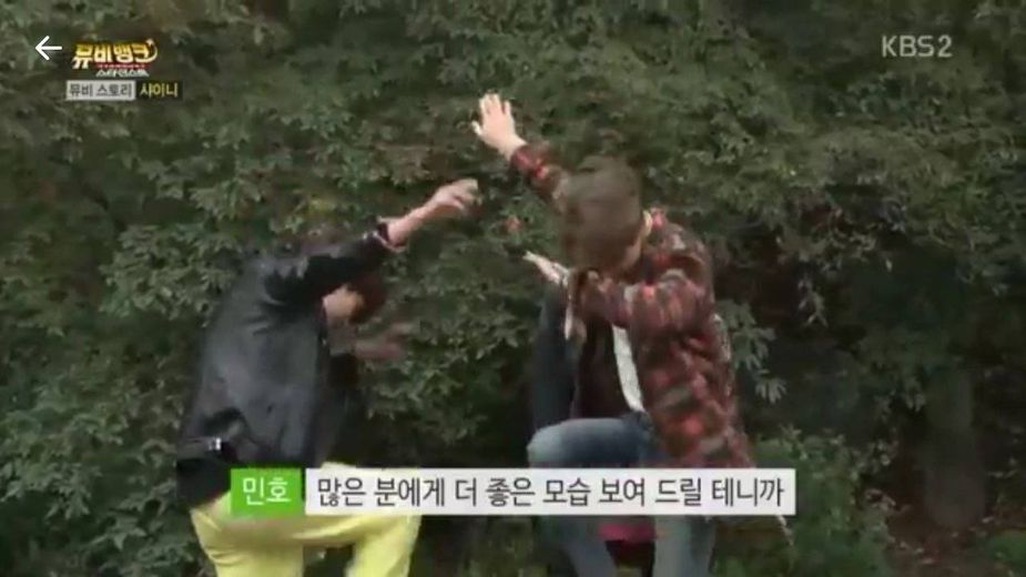 Minho dabbing on TV