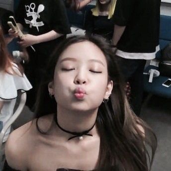 jennie-kim-kiss-y-face