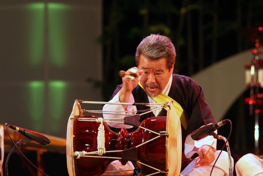 Kim Duk Soo playing drums 