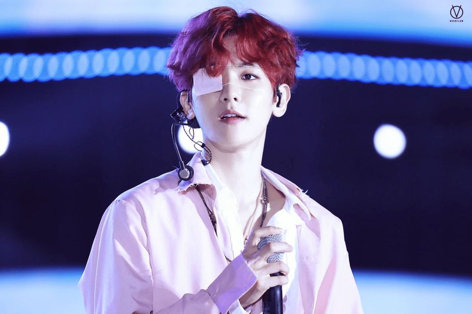 Baekhyun makes eyecontact with fans. 