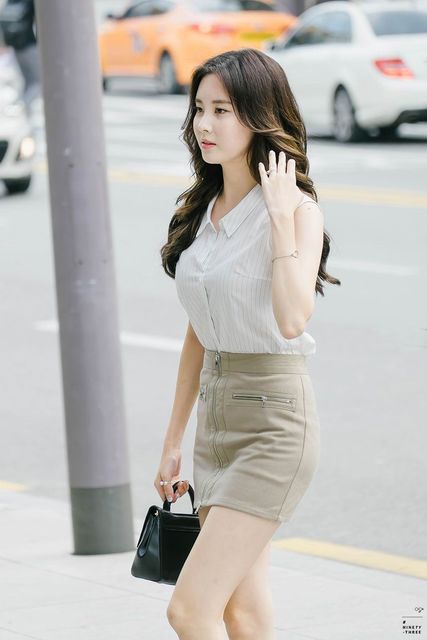 Seohyun shows off her mature look and long legs