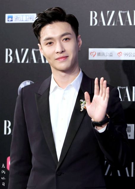 EXO's Lay smiled at fans as he posed for a picture at Harper Bazaar Event. 