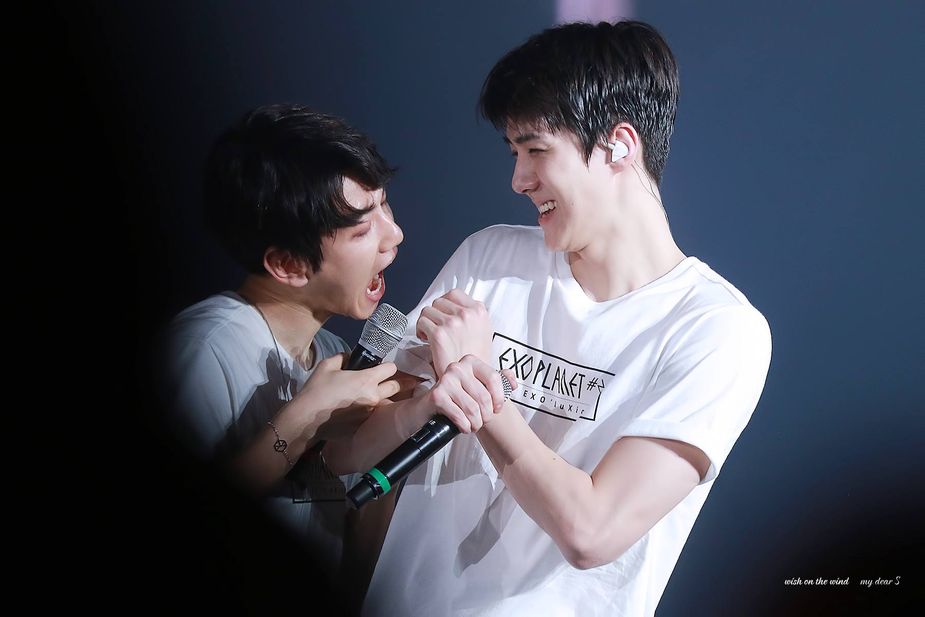 Baekhyun bites Sehun