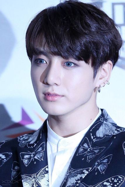 Jungkook looks so alluring. 