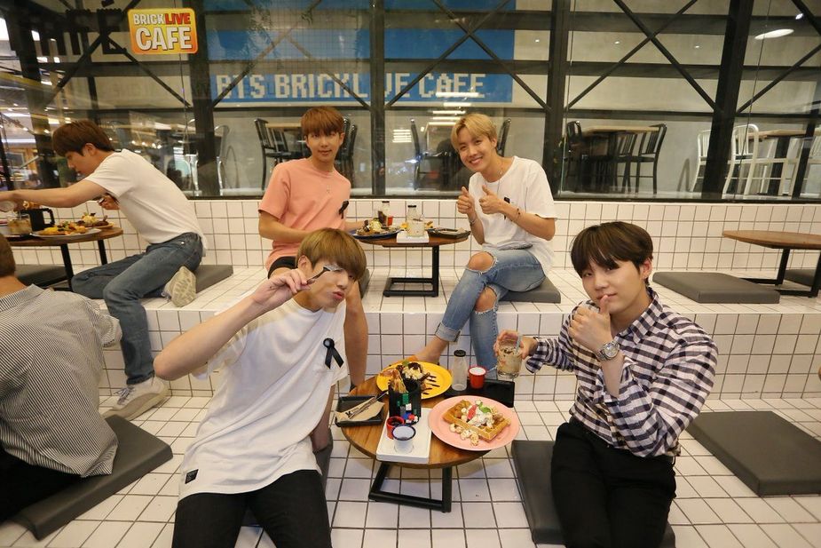 BTS BRICK LIVE CAFE