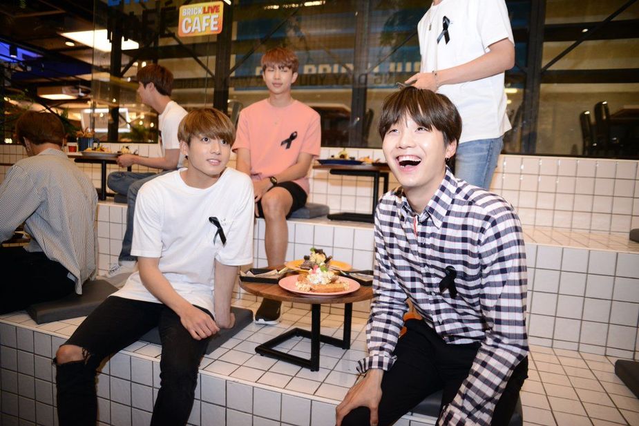 BTS BRICK LIVE CAFE