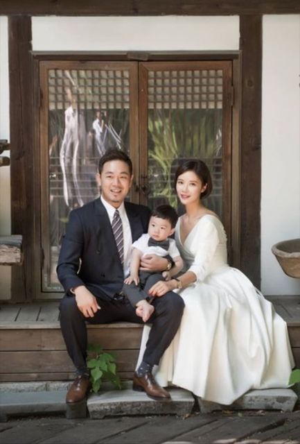 Hwang Jung Eum (right) with her husband (left)