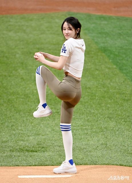 Jeong Jong Seo first pitch 