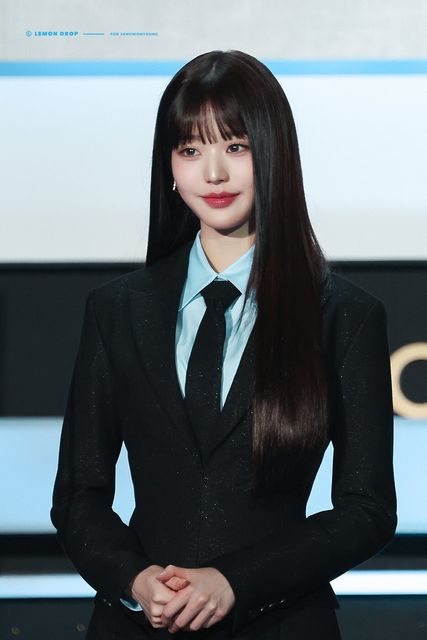 231010-Wonyoung-at-the-2023-The-Fact-Music-Awards-red-carpet-documents-2