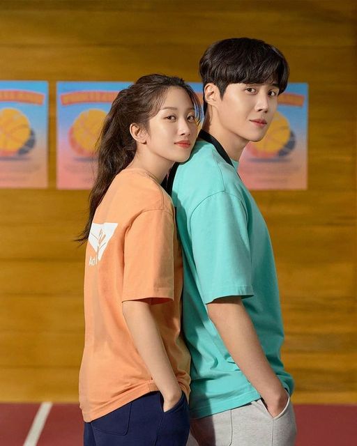 Moon Ga Young (left) and Kim Seon Ho (right) 