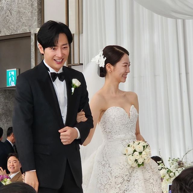 Identity Of Lee Sang Yeob's Beautiful Non-Celebrity Bride Leaked In ...