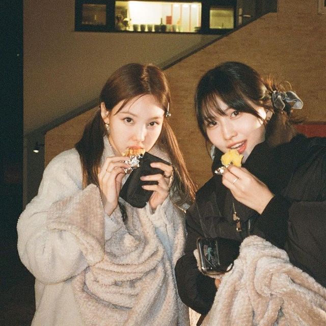 221208-TWICE-Nayeon-Instagram-Update-with-Momo-documents-1