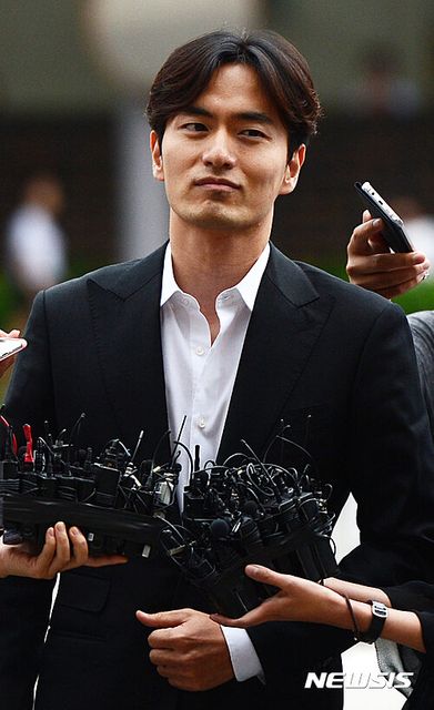 Lee Jin Wook faced the press with confidence in 2016. 