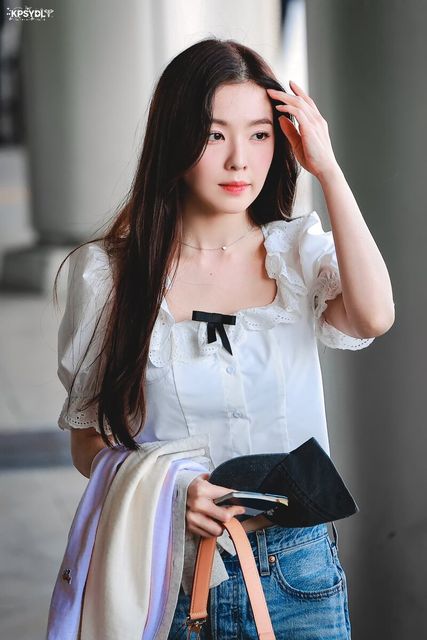 240510-Red-Velvet-Irene-at-Gimpo-International-Airport-documents-4