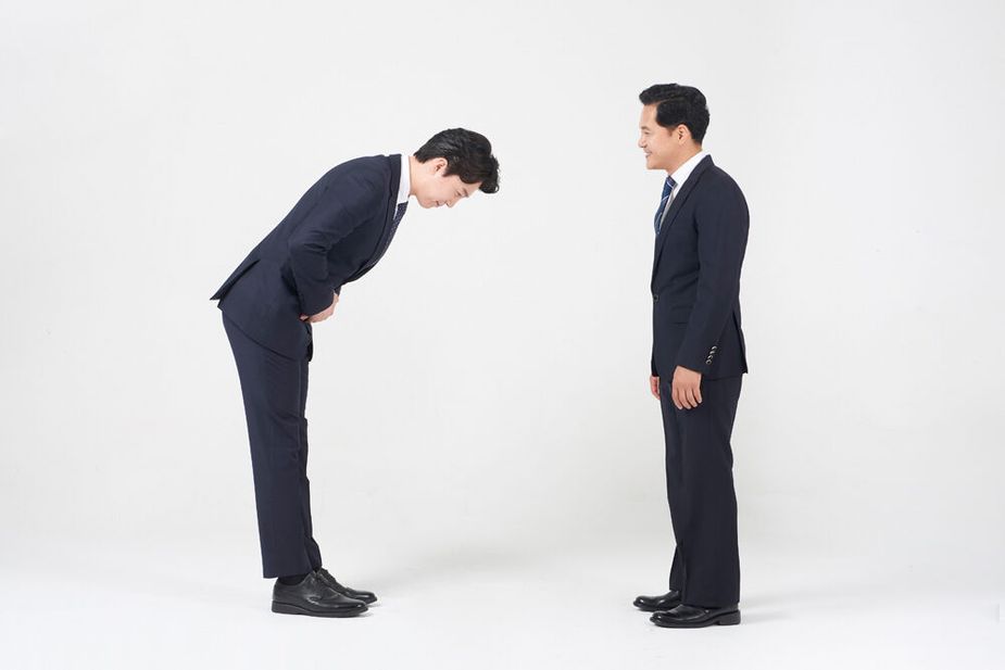 In the workplace, Seniors do not have to bow when greeted by their juniors. It is customary for Seniors to acknowledge their juniors vocally or even bow themselves. | Seoul Shinmun