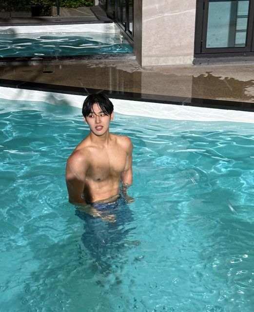 Male K-Pop Idol Makes Fans Extra Thirsty After Exposing Rock Hard Abs ...