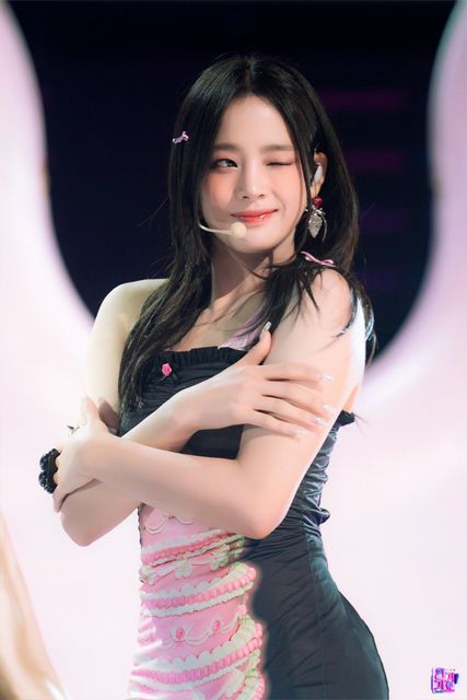 230723-NewJeans-Minji-ETA-at-Inkigayo-documents-1