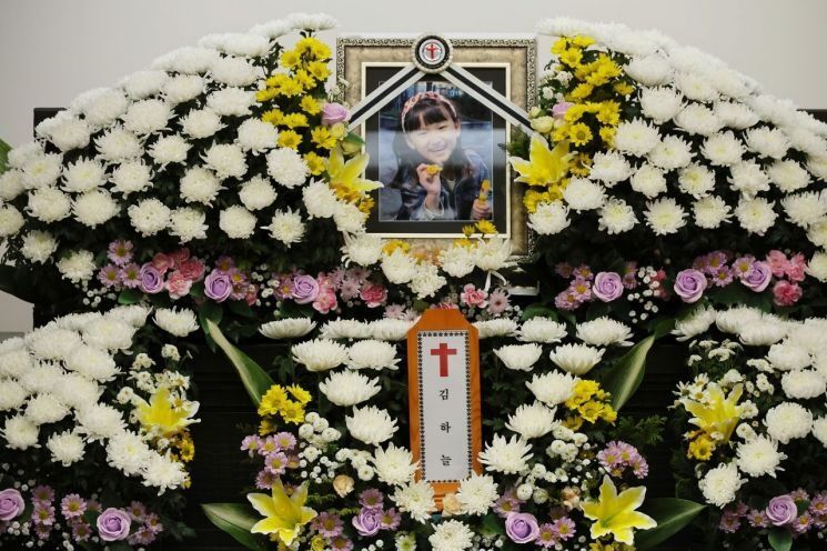 IVE Send Wreath To 8-Year-Old Murder Victim’s Wake After Father Reveals She Was A Massive Wonyoung Fan 