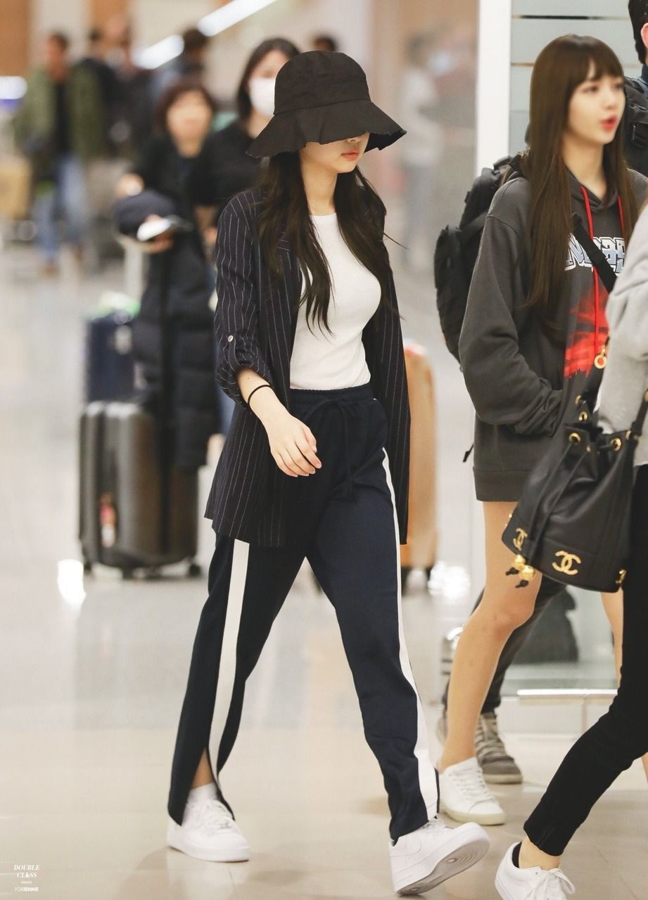 10+ Times BLACKPINK's Jennie Made A Simple Pair Of Sweatpants Look ...