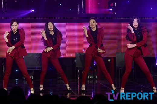 Red Velvet performing