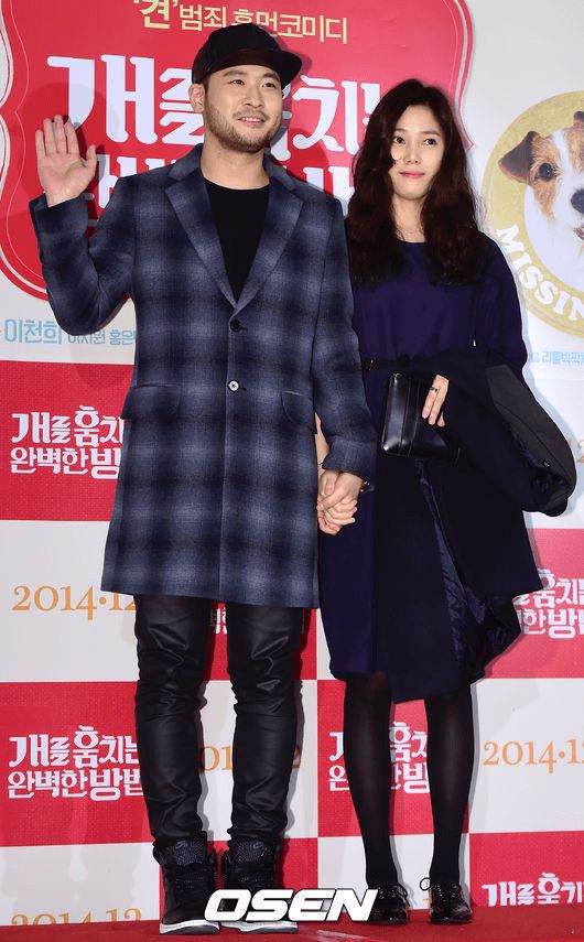 Mithra Jin seen holding hands with his girlfriend. (Source: OSEN)