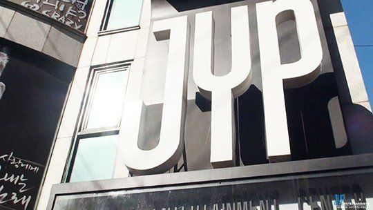 Min is at JYP center which is located in Cheongdam-dong! Today’s tour is~ it is JYP center tour! Can’t wait to see what kind of great places will be displayed behind the secret door. Let’s hurry in!