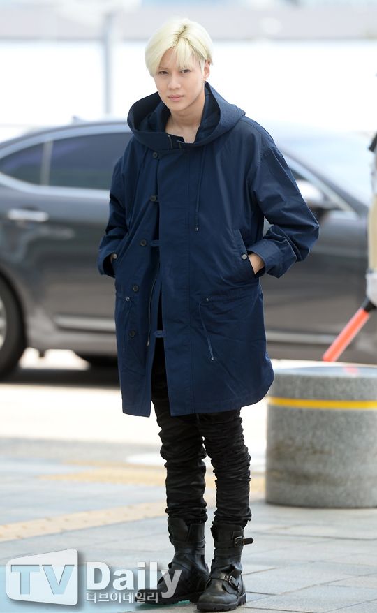 Image: Taemin heading inside the Incheon International Airport from the departure area to go to Milan / TV Daily