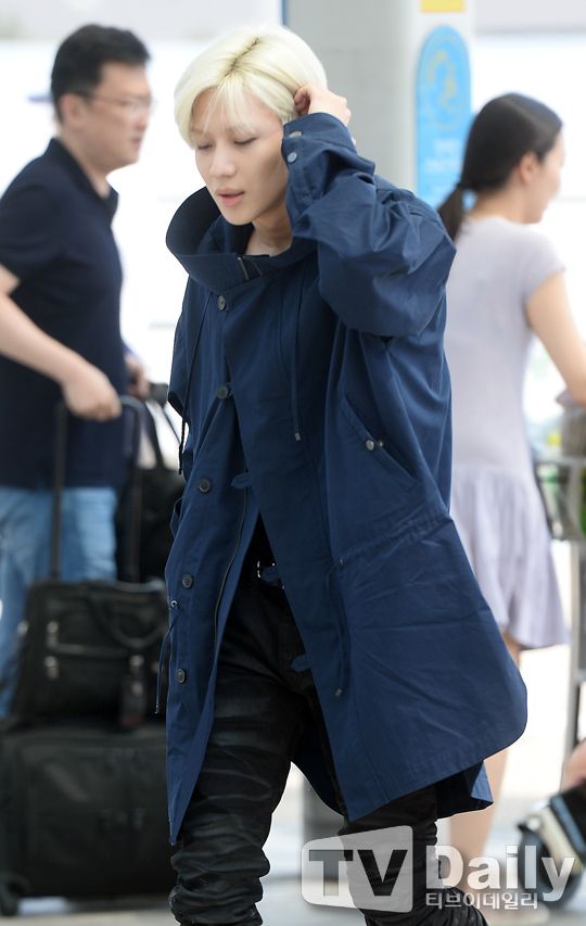 Image: Slicking back his hair as he walks towards the departure entrance at the Incheon International Airport / TV Daily
